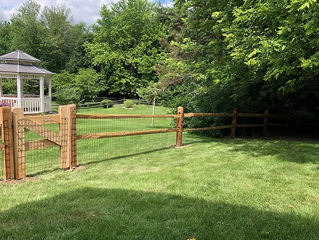 Round rail fence includes round dowels tapered